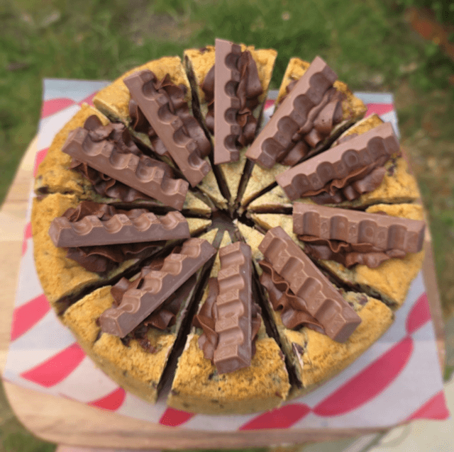 Kinder Bueno cookie pie (whole)