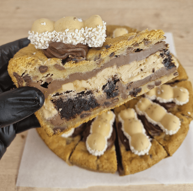 Kinder Bueno cookie pie (whole)
