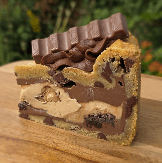 Kinder Bueno cookie pie (whole)